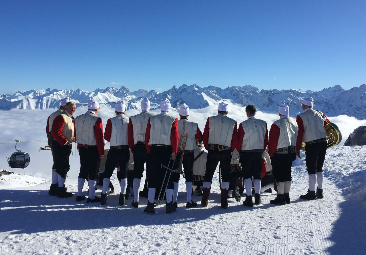 Männergruppe im Schnee